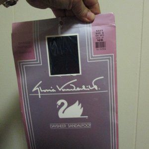 GLORIA VANDERBILT  SANDALFOOT PANTYHOSE  SIZE E